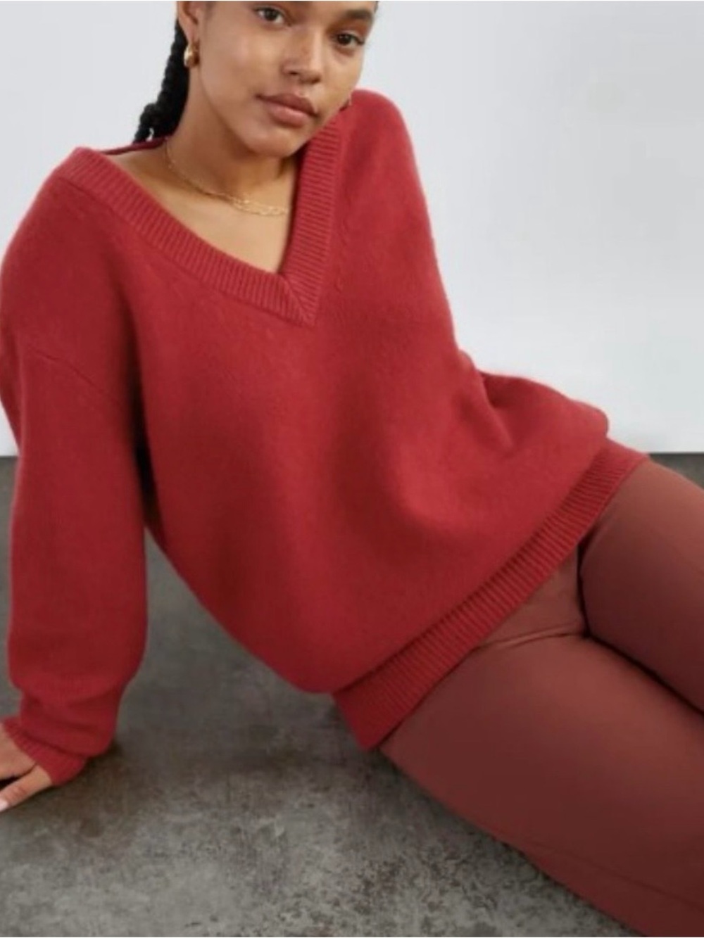 Aritzia Wilfred Jordan V-Neck 100% Cashmere Sweater in Deep Red - Sz S